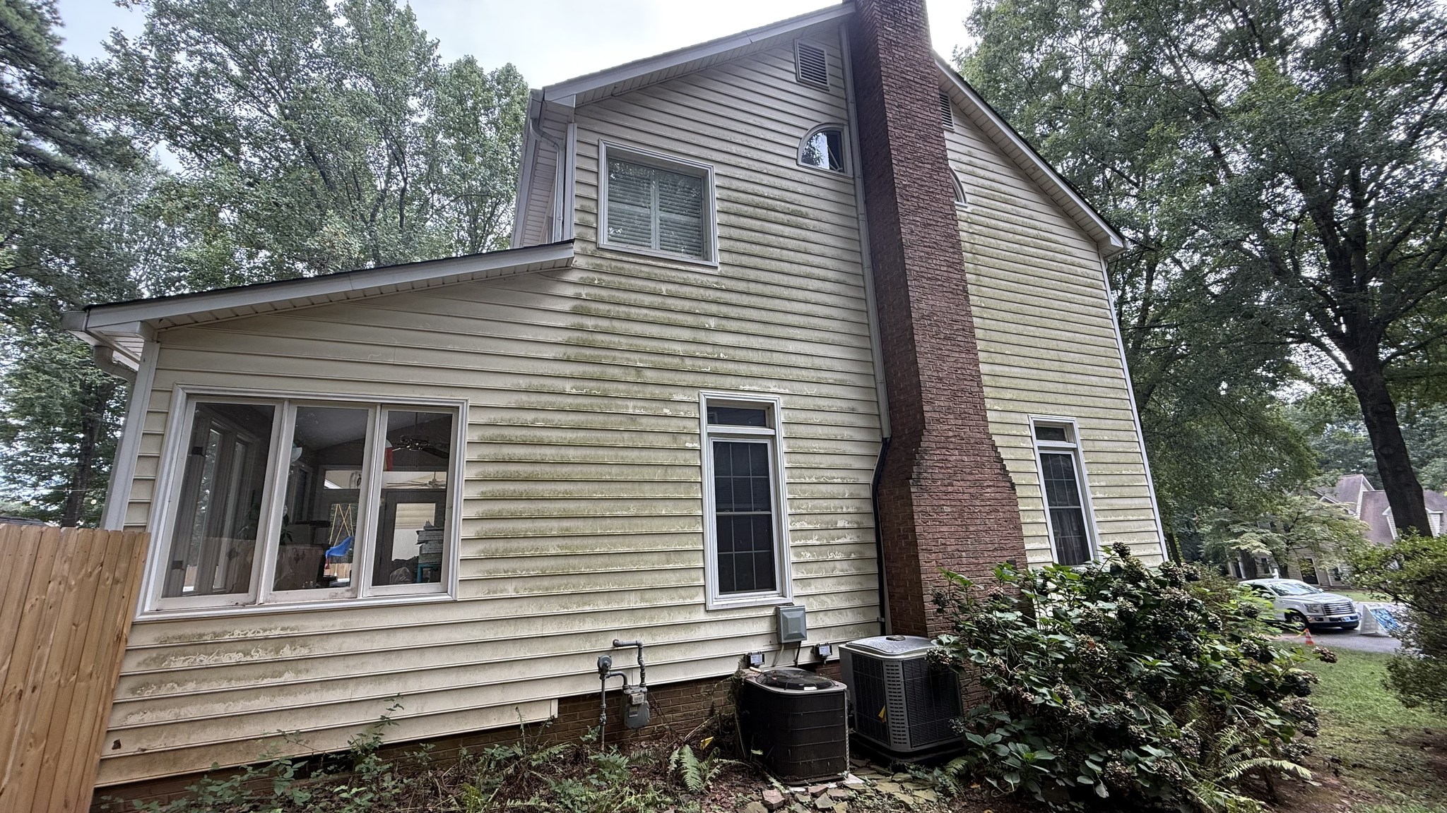 home with mildew before house soft wash service by Bluewhale Powerwash in Charlotte
